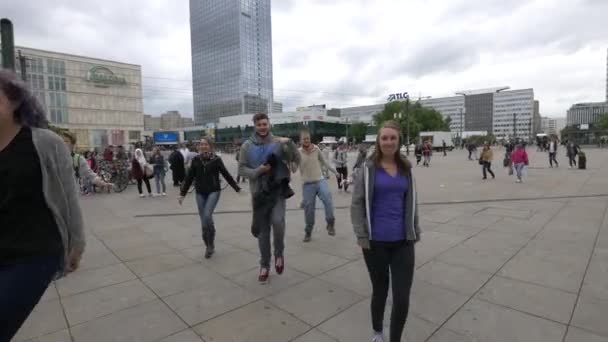 Χορεύοντας Alexanderplatz Στο Βερολίνο — Αρχείο Βίντεο