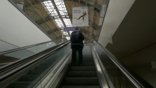 Hombre Con Mochila Una Escalera Mecánica — Vídeos de Stock