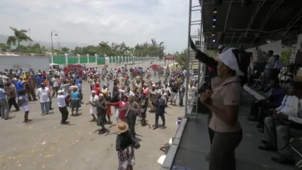 Mensen Dansen Buurt Van Een Podium Port Prince — Stockvideo