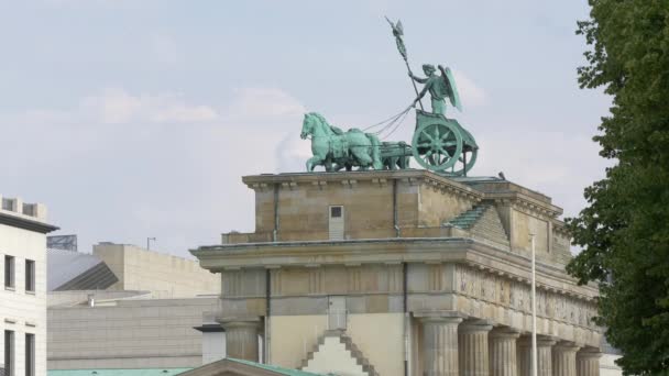 Estatua Puerta Brandeburgo — Vídeo de stock