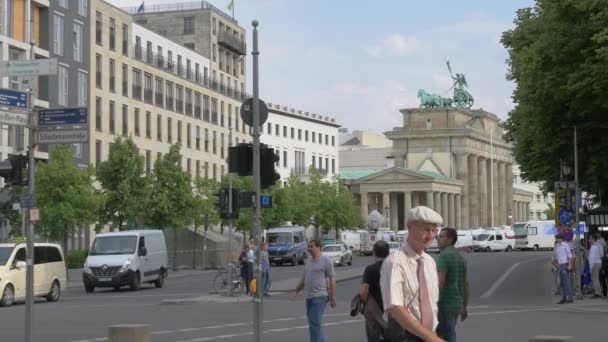 Ruch Uliczny Pobliżu Bramy Brandenburskiej Berlin — Wideo stockowe