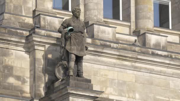 Uma Estátua Homem Uma Fachada Edifício — Vídeo de Stock