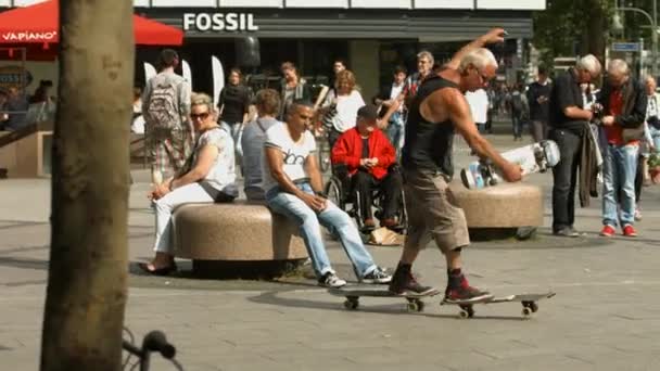 Dos Hombres Patinando Una Plaza — Vídeo de stock