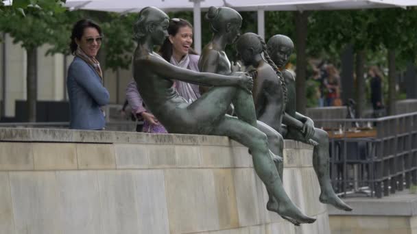 Frauen Durch Statuen Einer Wand — Stockvideo