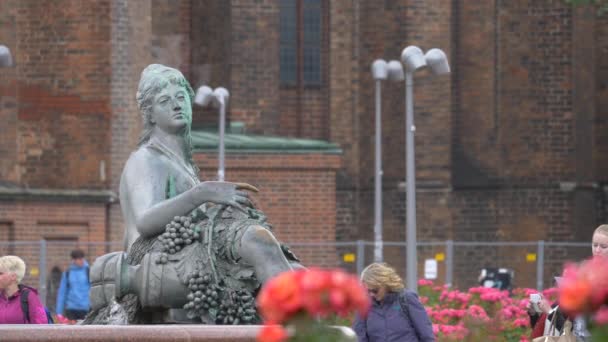 Статуя Жінки Фонтані — стокове відео