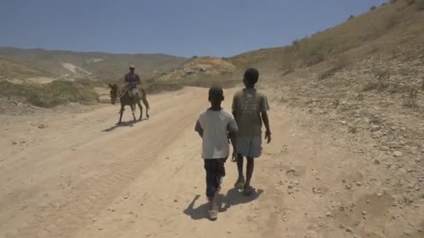 Jongens Lopen Een Weg Haïti — Stockvideo