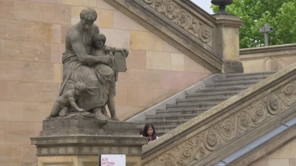 Frauen Stehen Auf Einer Treppe Der Nähe Einer Bildhauerei — Stockvideo