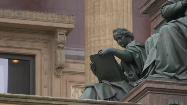 Die Statue Einer Frau Beim Lesen — Stockvideo