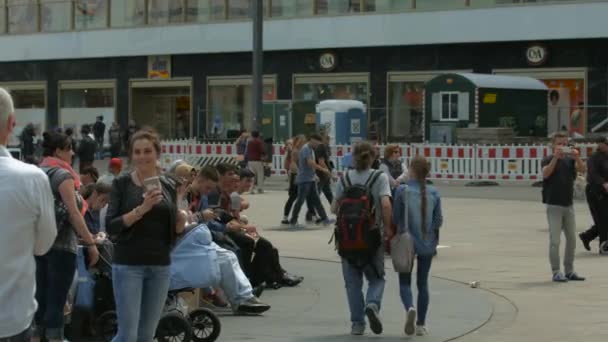 Mensen Zeepbellen Een Stadsplein — Stockvideo