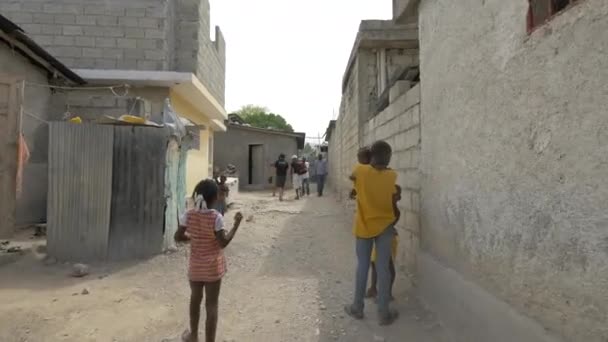 Άνθρωποι Στο Δρόμο Στην Αϊτή — Αρχείο Βίντεο