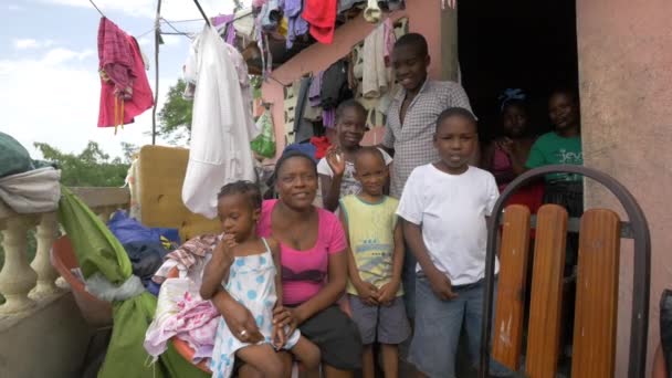 Familia Haitiana Cerca Del Edificio — Vídeo de stock