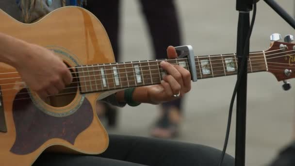 Fechar Mãos Tocando Guitarra — Vídeo de Stock
