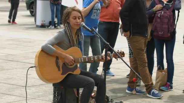 Uma Mulher Tocando Guitarra Cantando — Vídeo de Stock