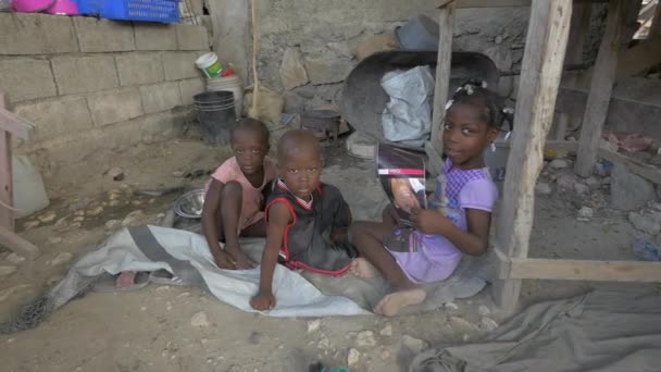 Τρία Αϊτινά Παιδιά Στην Αυλή — Αρχείο Βίντεο