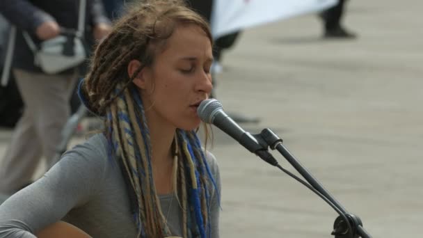 Mujer Joven Cantando Ciudad — Vídeos de Stock