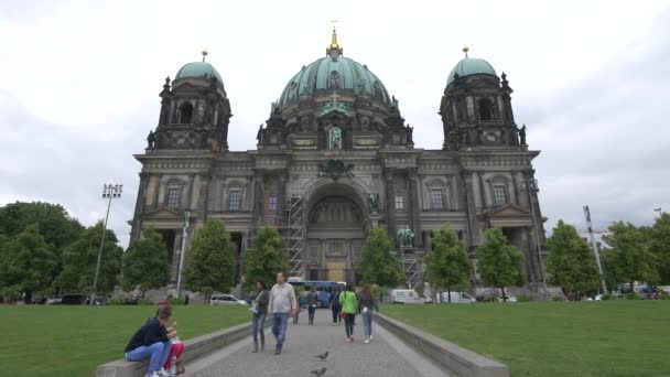 Catedral Berlín Vista Desde Callejón — Vídeo de stock