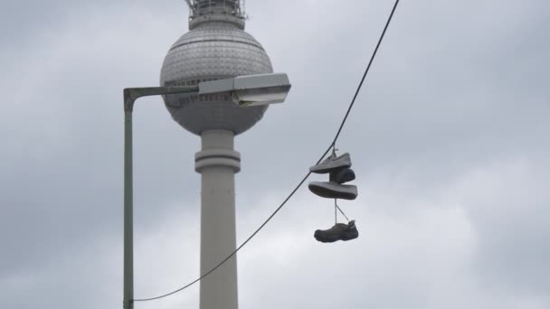Обувь Кабельном Рядом Берлинской Телебашней — стоковое видео