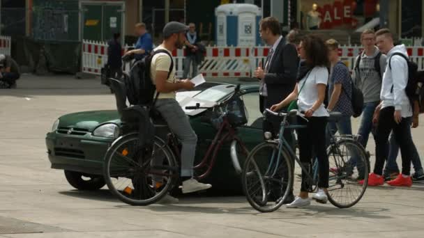 Persone Che Parlano Vicino Una Mezza Macchina Verde — Video Stock