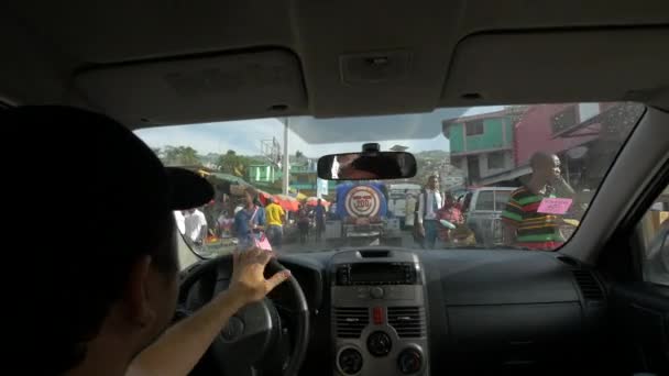 Conducir Una Calle Concurrida Haití — Vídeo de stock