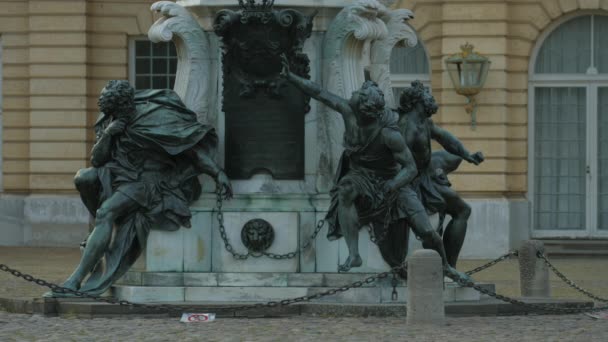 Statuen Auf Dem Sockel Eines Denkmals — Stockvideo