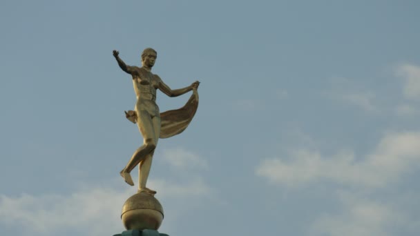 Статуя Золотої Жінки — стокове відео