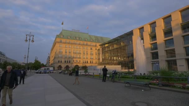 Een Water Fontein Nabij Een Hotel Gebouw — Stockvideo