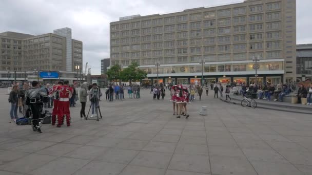 Gatuartister Alexanderplatz Berlin — Stockvideo