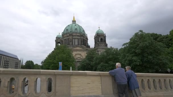 Lidé Mostě Berlínské Katedrály — Stock video