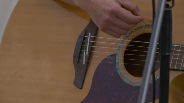 Uma Mão Tocando Guitarra — Vídeo de Stock