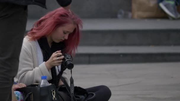 一个在街上拍照的年轻女人 — 图库视频影像