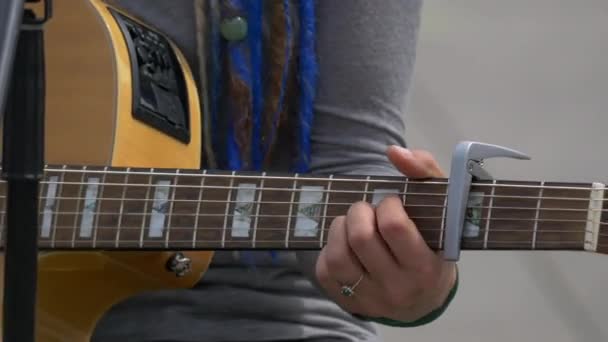 Gitar Çalarken Ellerini Kapat — Stok video