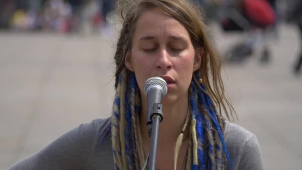 Primer Plano Una Mujer Cantando Una Calle — Vídeos de Stock