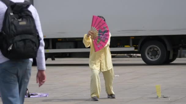 Asian Street Performer Dancing Street — Stock Video