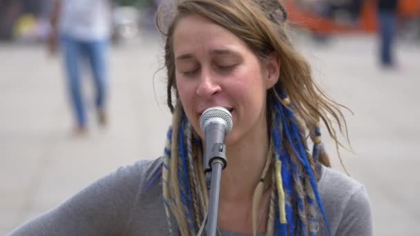 Musicien Chantant Dans Une Rue — Video