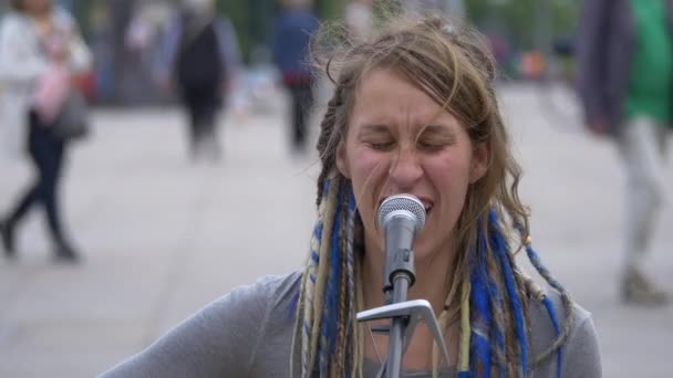 Woman Singing Street — Stock Video