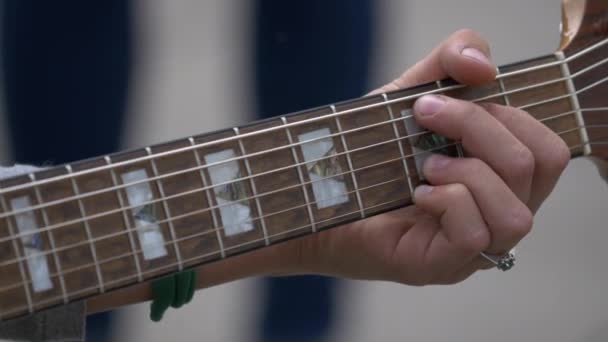 弹吉他的音乐家的手 — 图库视频影像