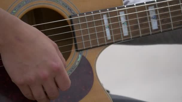 Die Hand Eines Musikers Der Gitarre Spielt — Stockvideo