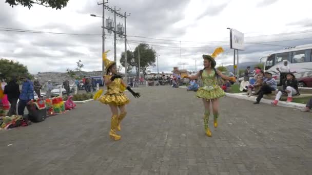 Chicas Ecuatorianas Bailando Calle — Vídeos de Stock