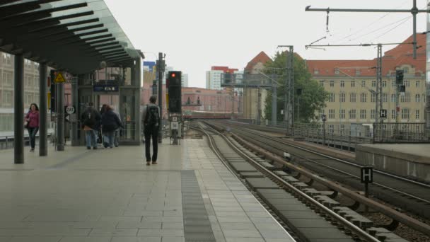 Поезда Курсирующие Платформе Вокзала — стоковое видео
