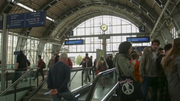 Pessoas Usando Elevadores Uma Estação Trem — Vídeo de Stock