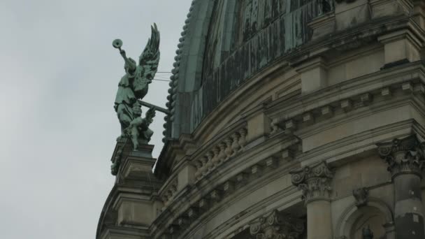 Статуя Ангела Купола Здания — стоковое видео