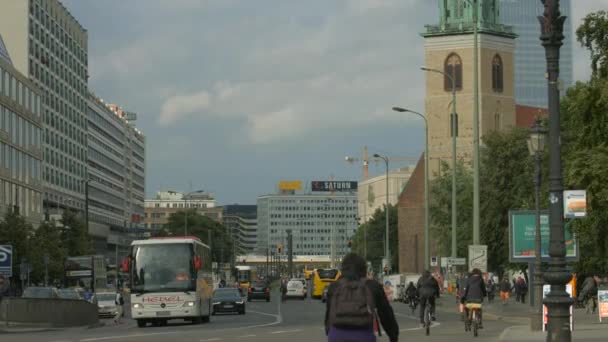 Tráfico Callejero Cerca Iglesia Santa María Berlín — Vídeos de Stock