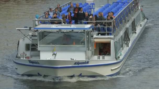 Una Barca Turistica Galleggiante Sul Fiume — Video Stock