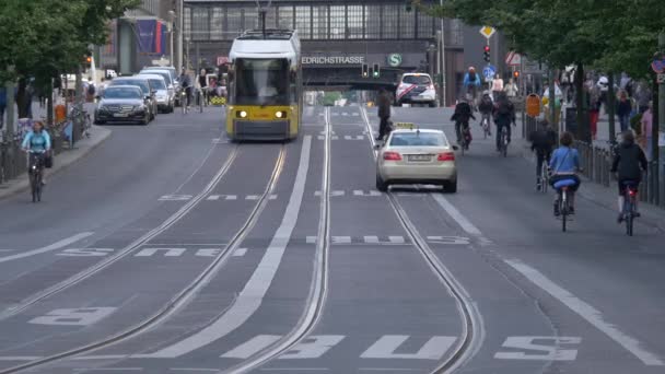 Straßenverkehr Auf Der Friedrichstraße Berlin — Stockvideo