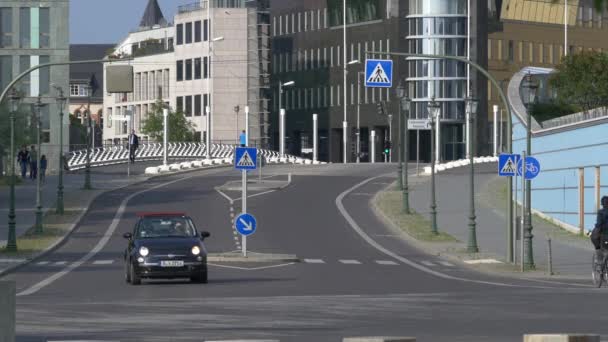 Fietsen Kronprinzenbrucke Berlijn — Stockvideo