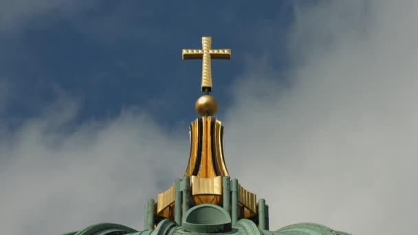 建筑物顶部的金十字架 — 图库视频影像