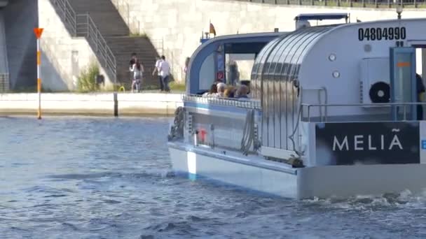 Ein Auf Einem Fluss Schwimmendes Tourenboot — Stockvideo