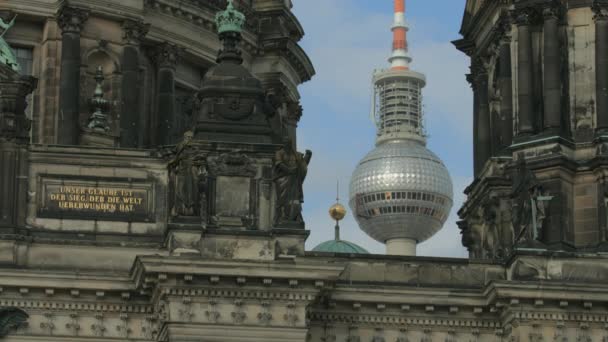Der Berliner Fernsehturm Hinter Einem Gebäude — Stockvideo