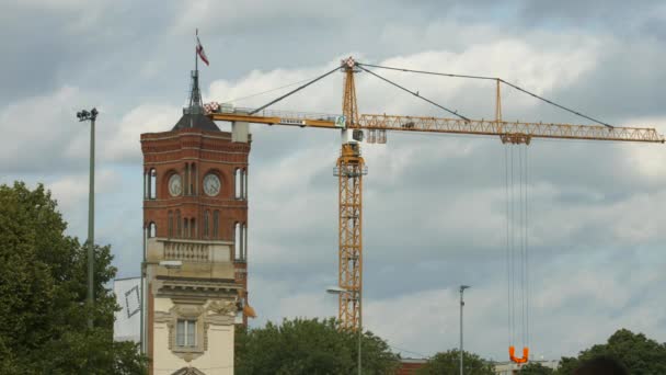 Grúa Junto Ayuntamiento Berlín — Vídeos de Stock