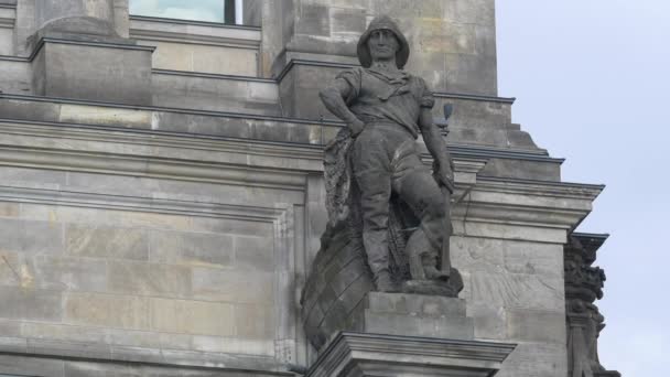 Pomnik Żołnierza Fasadzie Budynku — Wideo stockowe